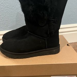 UGG Bailey Button. Black size Womens size 6.